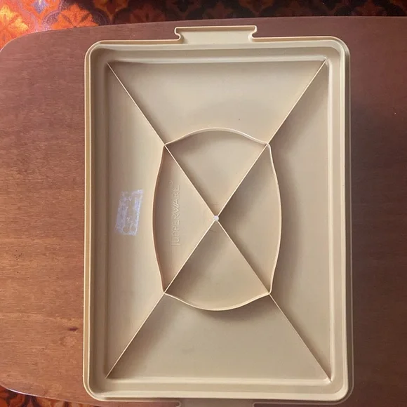 Tupperware storage container - Picture 3 of 3